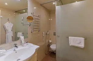 Номер Джуниор Сюит в гостинице «Альфа» Измайлово (м. Партизанская), Москва - забронировать онлайн